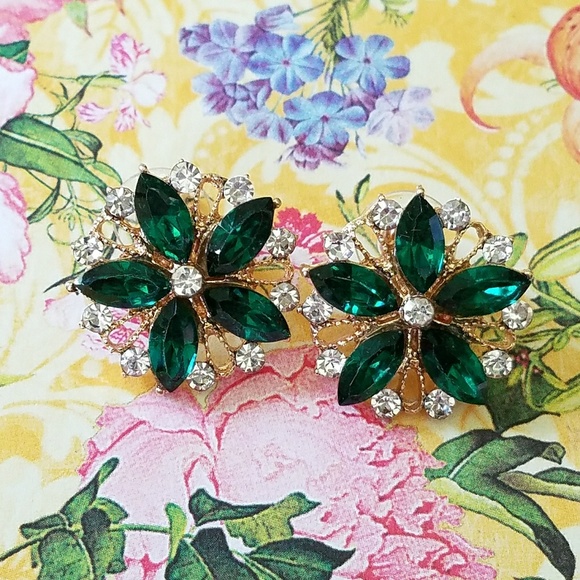 Jewelry - Green crystal flower earrings